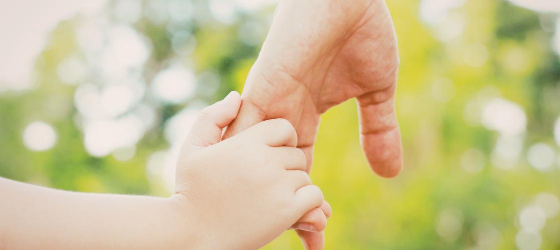 こころのバトンをつなぐ親子の手